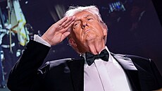 Americký prezident Donald Trump salutuje b�hem ka�doro�ní ve�e�e Asociace...