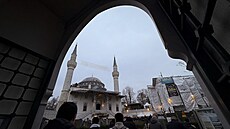 Muslimové se ú�astní modlitby k svátku Eid al-Fitr v me�it� v Berlín�. (20....