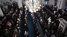 Muslimové se ú�astní modlitby k svátku Eid al-Fitr v me�it� v Berlín�. (20....