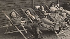 Esesmani relaxují p�i pobytu v Solahütte � rekrea�ní chat� pro personál tábora...