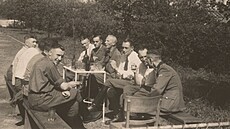 Personál koncentra�ního tábora v Osv�timi b�hem pracovní pauzy. Snímek je...