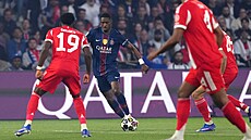Moment, který penalt� p�edcházel. Ousmane Dembélé z PSG si navádí mí� na centr,...