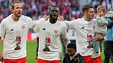 Fotbalisté mnichovského Bayernu oslavují zisk 35. n�meckého titulu.