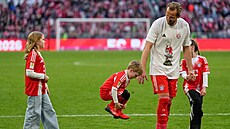 Harry Kane, anglický úto�ník, b�hem oslav n�meckého titulu i se svými d�tmi.