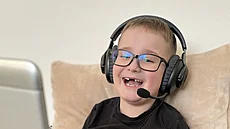 Sedmiletý Mari má kv�li své diagnóze problémy s ch�zi. Poji��ovny sice proplácí...