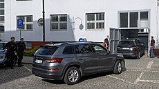 Policie p�ivezla k Okresnímu soudu v Pardubicích Ameri�anku obvin�nou v...