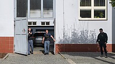 Policie p�ivezla k Okresnímu soudu v Pardubicích Ameri�anku obvin�nou v...