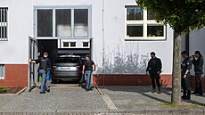 Policie p�ivezla k Okresnímu soudu v Pardubicích Ameri�anku obvin�nou v...