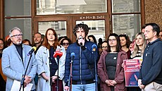 Odbory �eského rozhlasu vyhlásily p�ed budovou �eského rozhlasu ve Vinohradské...