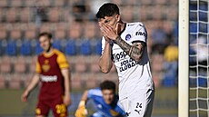 K�ídelník Slovácka Pavel Juro�ka se dr�í za obli�ej poté, co neprom�nil �anci v...