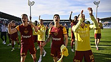 Fotbalisté Dukly Praha se radují z výhry 2:1 na stadionu Slovácka. (25. duben...