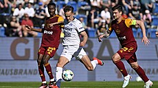 Úto�ník Slovácka Jan Suchan st�ílí gól na 1:1, jeho tým ale doma s Duklou Praha...