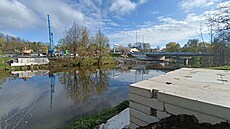 Na obou stranách Sázavy se p�ipravují op�ry, které ponesou váhu provizorního...