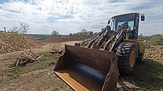 Bagr je nezbytným pomocníkem p�i p�íprav� staveni�t�. V areálu bývalého statku...