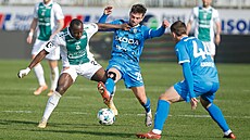 Ebrima Singhateh z Jablonce (vlevo) v d�razném souboji s Danielem Langhamerem z...