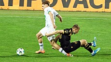 Ostravský Ond�ej Kri�falu�i (vparvo) fauluje karvinského Pavla Ka�ora.
