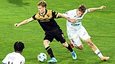 Karvinský zálo�ník Pavel Ka�or (vpravo) se sna�í zastavit ostravského Davida...