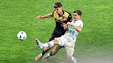 Karvinský Denny Samko (vpravo) odkopává mí� p�ed ostravským obráncem Mat�jem...