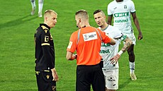 Rozhod�í Karel Rou�ek �e�í s kapitány Baníku a Karviné situaci po neodpískané...