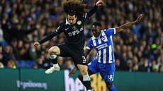 Obránce Chelsea Marc Cucurella v souboji s úto�níkem Brightonu Welbeckem.