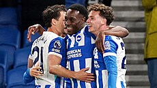 Úto�ník Brightonu Welbeck slaví se spoluhrá�i gól do sít� Chelsea.