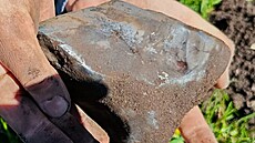 �elezný meteorit o hmotnosti 2.9 kg bezprost�edn� po nálezu a vyjmutí ze zem�....