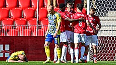 Pardubi�tí fotbalisté se radují z gólu Daniela Smékala v utkání proti Zlínu.