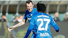 Libere�tí fotbalisté Marek Icha a Aziz Kayondo se radují z gólu.