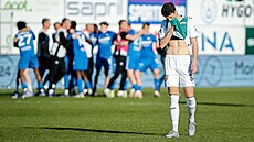 Zklamaný Renato Pantalon z Jablonec p�ed slavícími hrá�i Liberce