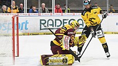 Jihlavský branká� Adam Beran zasahuje p�ed Nicolasem Hlavou z Litvínova.