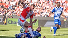 Slávistický úto�ník Tomá� Chorý p�echází p�es Jana Krále z Olomouce.