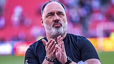 Slávistický trenér Jind�ich Trpi�ovský slaví s fanou�ky vít�zství nad Olomoucí.