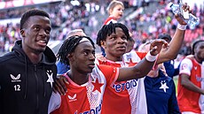 Slávisti�tí fotbalisté Youssoupha Mbodji, David Moses a Samuel Isife slaví s...