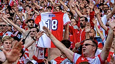 Slávisti�tí fanou�ci s dresem potrestaného kapitána Jana Bo�ila