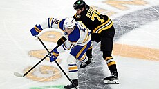 Peyton Krebs z Buffala s pukem p�ed Lukasem Reichelem z Bostonu