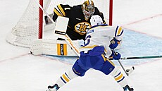 Zach Benson z Buffala p�ekonává Jeremyho Swaymana v brance Bostonu.