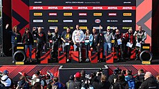 Tak blízko se k závod�m nikde nedostanete. Most za�ije sv�tové superbiky