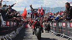 Tak blízko se k závod�m nikde nedostanete. Most za�ije sv�tové superbiky