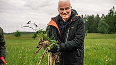 Hejtman Farhan jako dobrovolník p�i senose�ích
