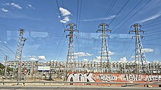 Sto�áry vysokého nap�tí a elektrická rozvodna u dálnice sm��ující na jih od...