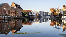 Industrialní srdce Hamburku, kde se mezi ob�ími je�áby a kontejnery odehrává...