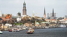 Bulvár Landungsbrücken je tepajícím srdcem p�ístavu, kde se mísí v�n� nafty,...