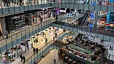 Náv�t�vníci procházejí nákupním centrem Aviapark v Moskv�. (2026)