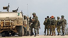 Izrael�tí vojáci stojí vedle vozidel Humvee p�i hlídce podél hranice s ji�ním...