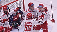 T�ine�tí hokejisté slaví trefu Petra Sikory.