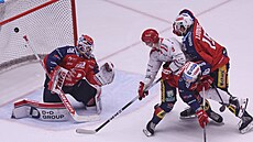 Do pardubické brány se dostává st�ela t�ineckého úto�níka Petra Sikory.
