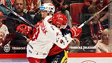 Kolize t�ineckého úto�níka Patrik Hrehor�áka s pardubickým obráncem Danielem...