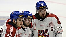 Tomá� Cibulka, Michael �pa�ek a Daniel Vo�enílek slaví gól do rakouské brány.