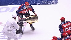 Kapitán Luká� Sedlák p�ivá�í trofej k pardubickým hrá��m.