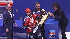 Pardubický kapitán Luká� Sedlák p�ebírá trofej pro vít�ze extraligy.